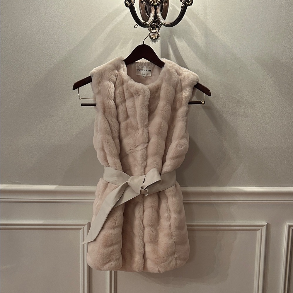 Elegant Cream Sleeveless Faux Fur Coat. NWOT